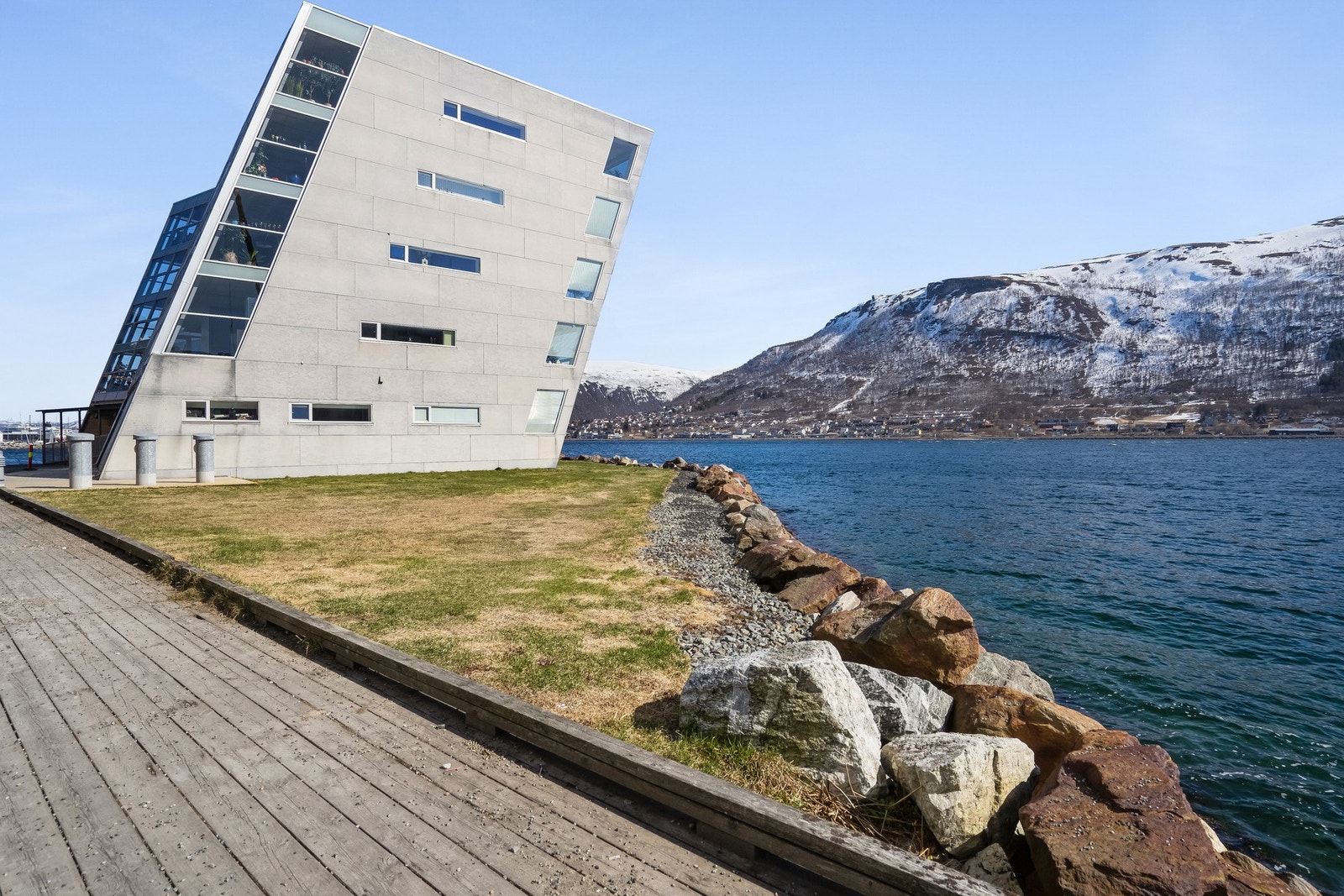 Bygget har særpreg og en svært karakteristisk utforming med en hellende vinkel mot sjøen. Galleribilde