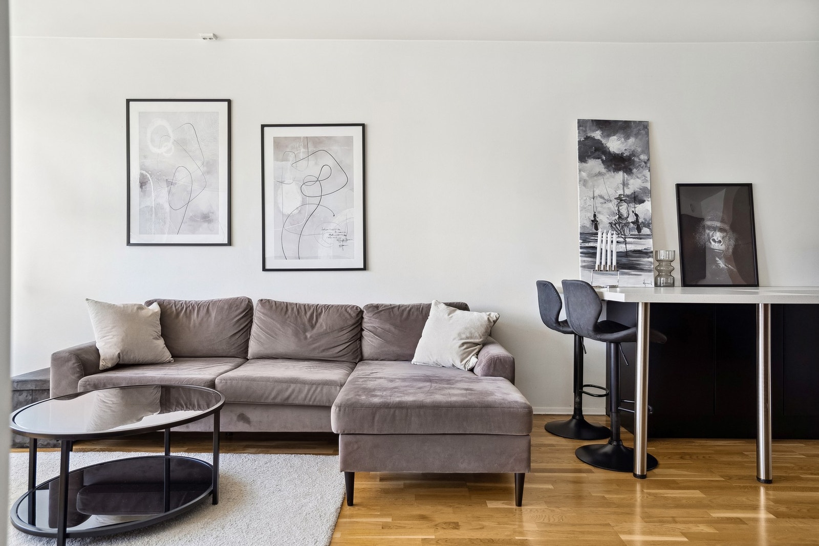 God plass til sofa. Barløsning tilknyttet kjøkkenet Galleribilde