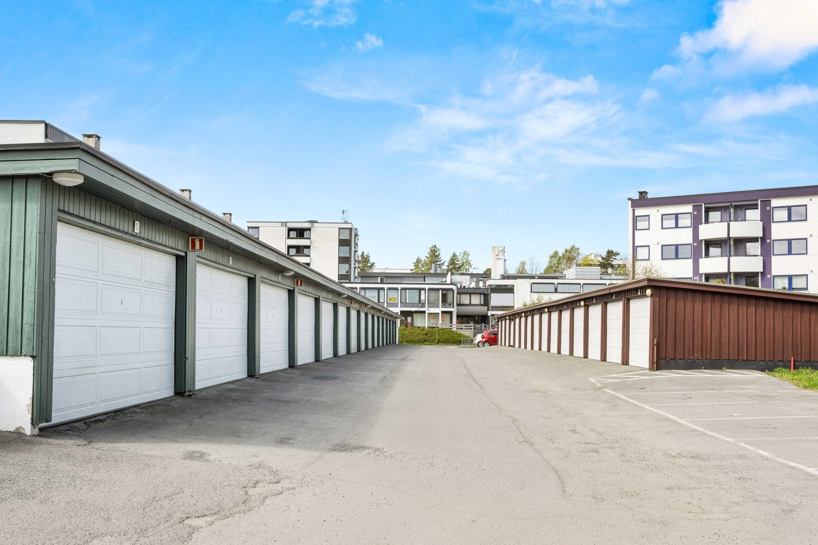Borettslaget har parkeringsplasser og garasjeplasser for utleie, klargjort for El-bil lading Galleribilde