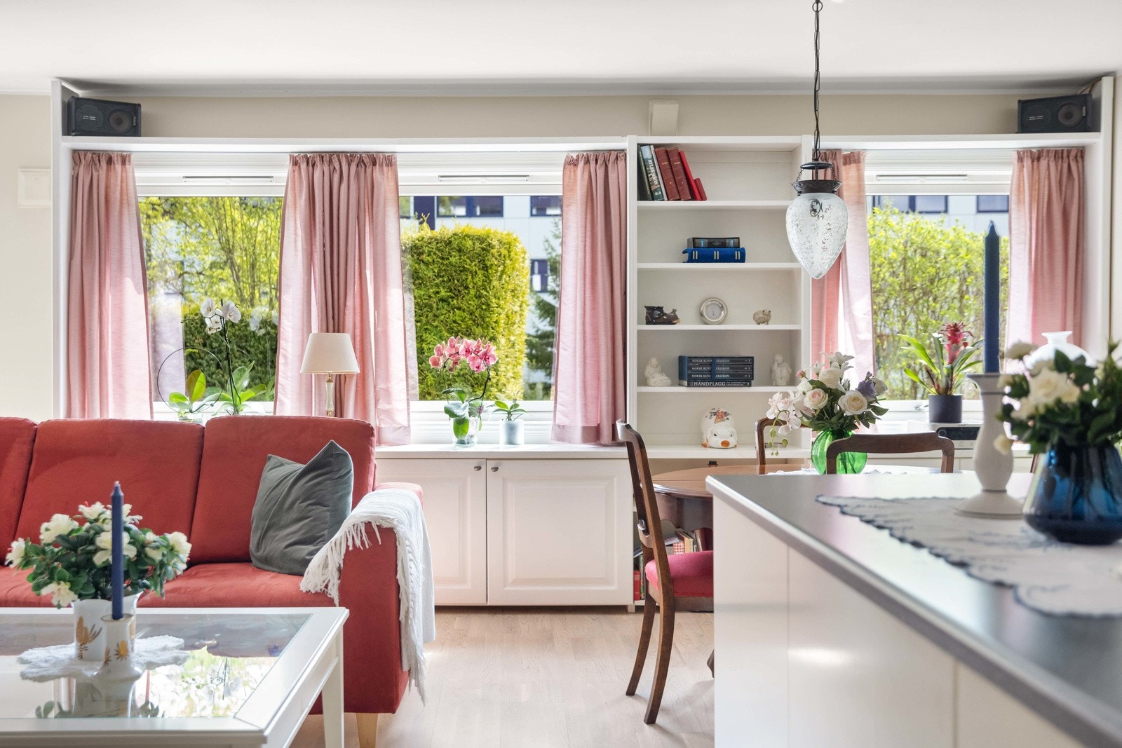 De store vindusflatene slipper inn godt med lys Galleribilde
