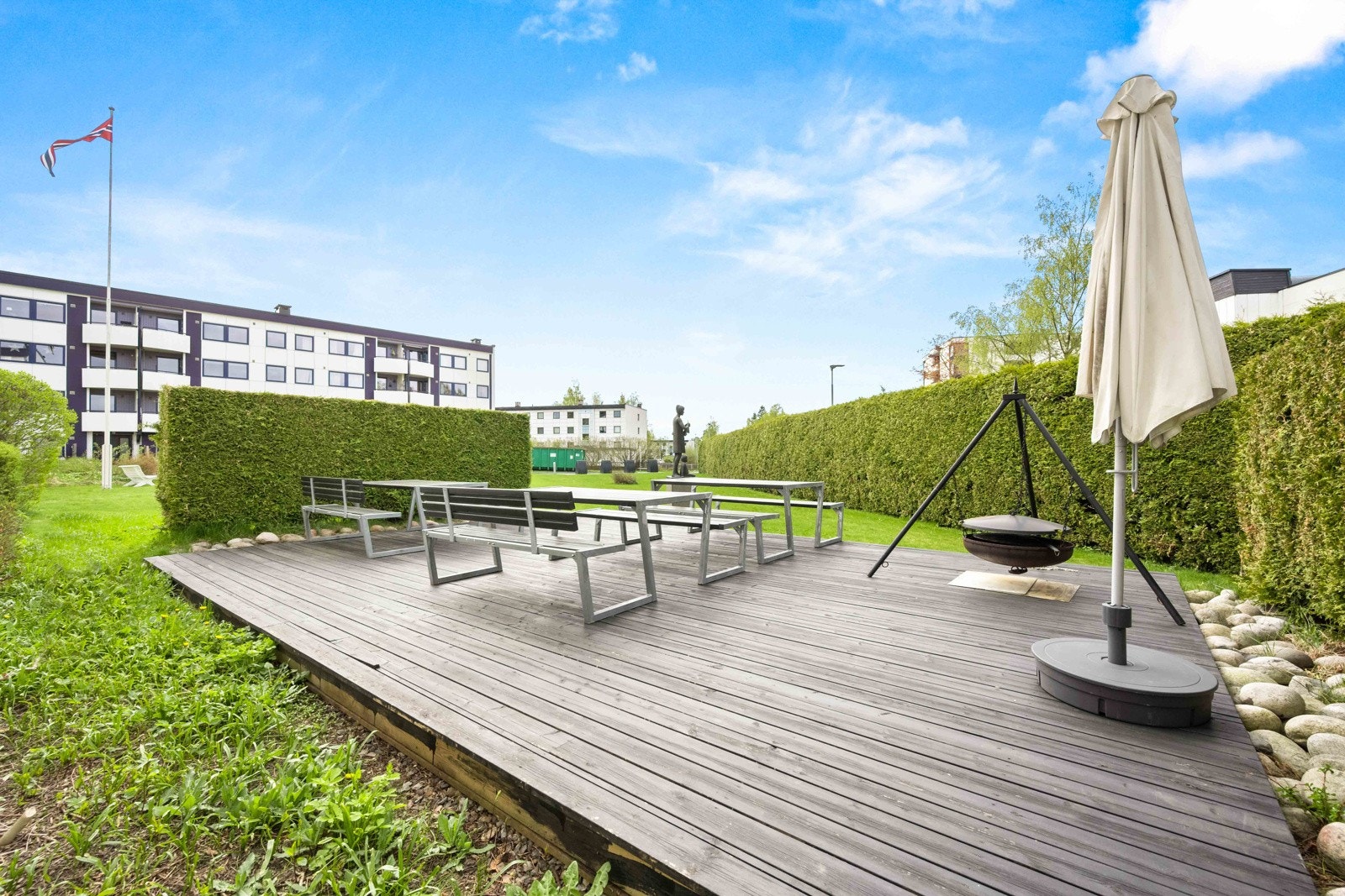 Hyggelig fellesområde på platting med sitteplasser Galleribilde