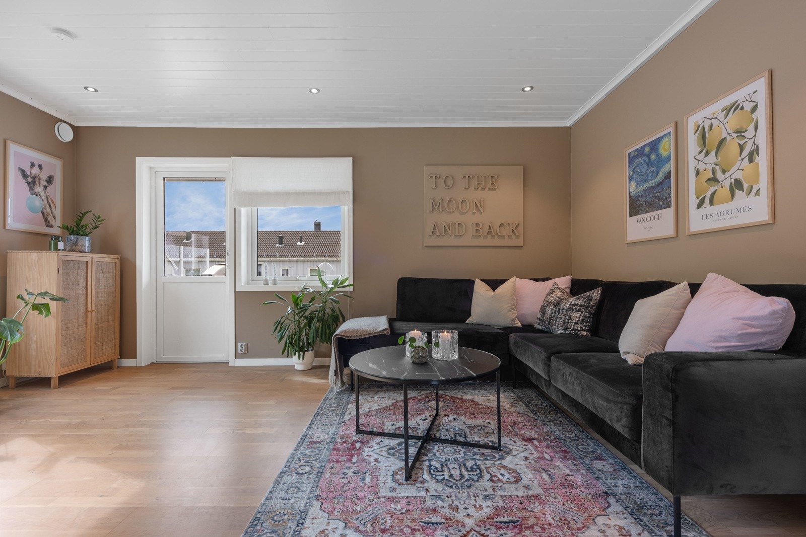 Stuen er pent pusset opp, og det er downlights i himlingen og parkett på gulvet. I stuen kan det innredes med sofagruppe, lenestol og tv-/mediastasjon. Galleribilde