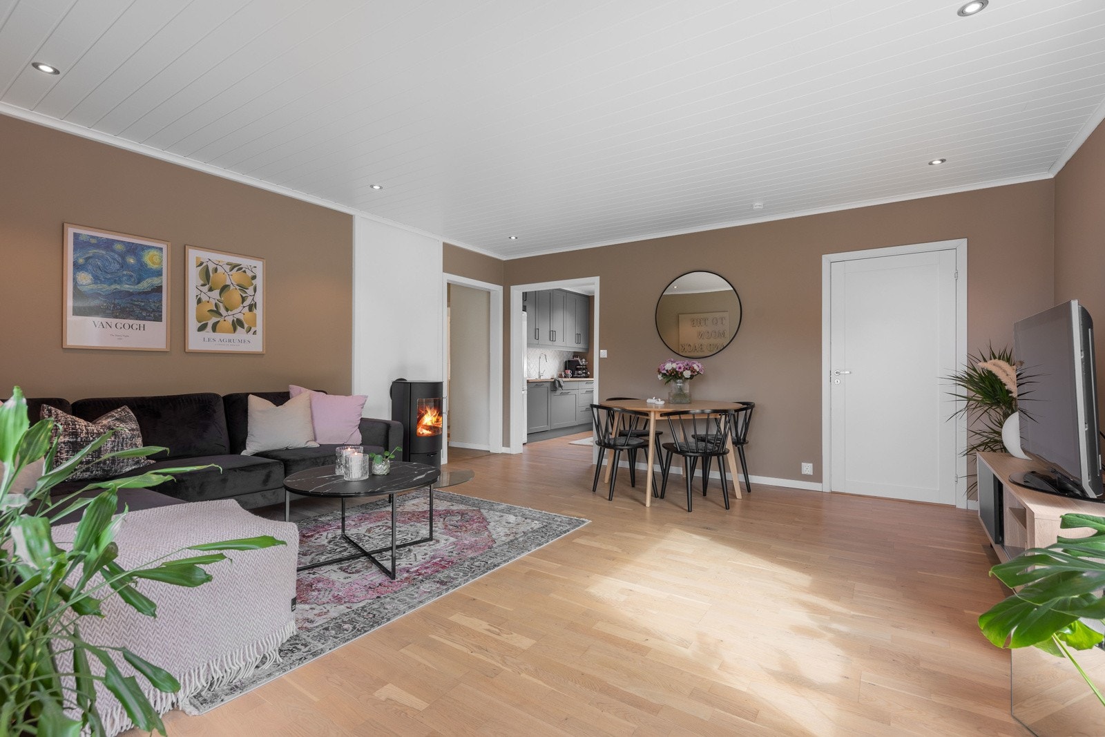 Stuen oppleves som lun, romslig og innbydende, og den åpne planløsningen byr på fin møbleringsfrihet. Galleribilde