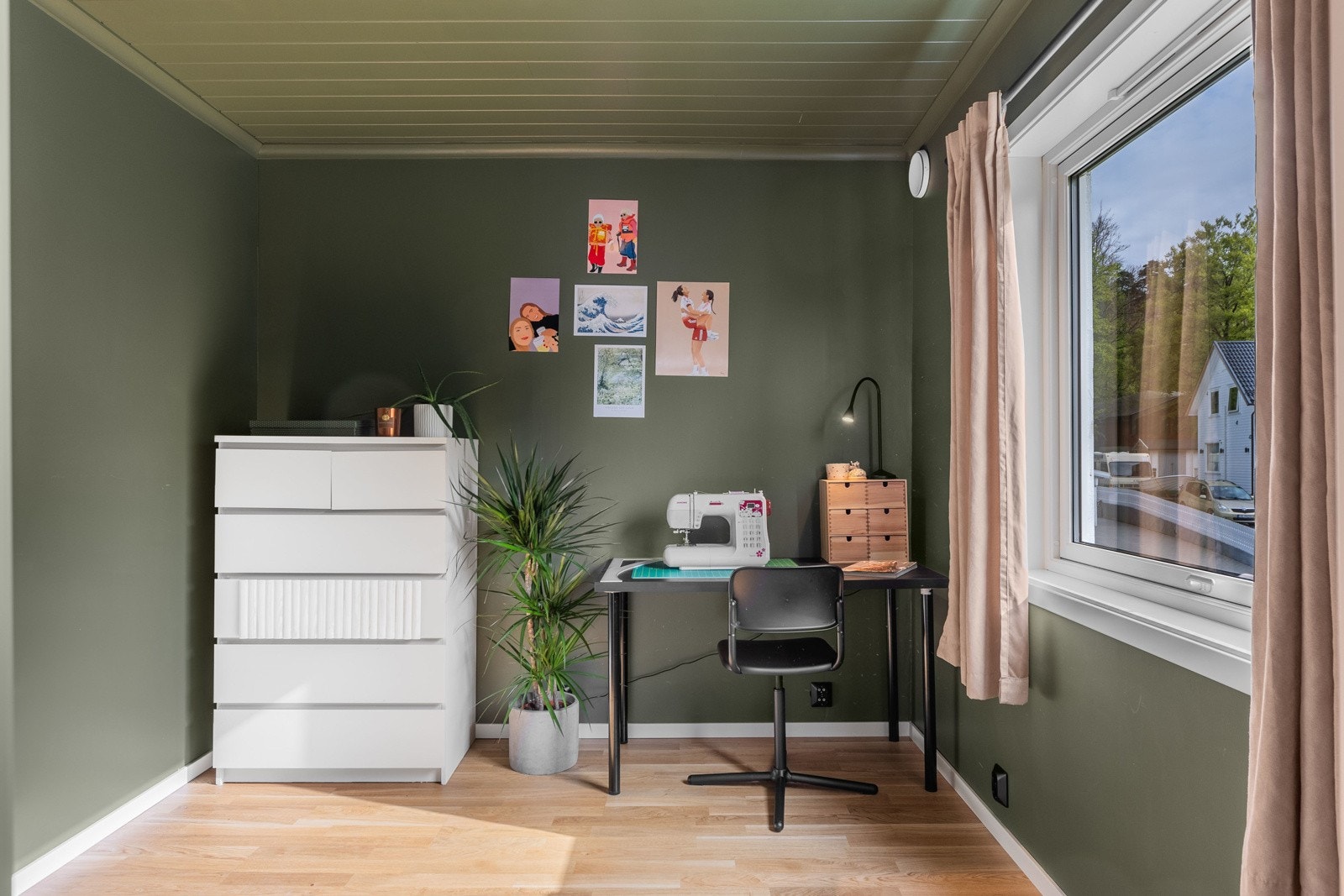 På soverom 2 er overflatene holdt i delikate grønntoner. Galleribilde