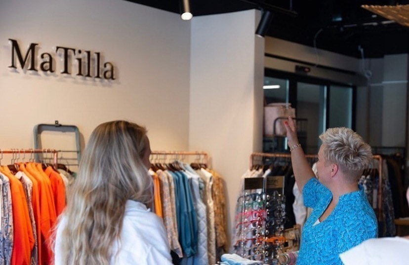 MaTilla produserer kun mellom 12-30 enheter av hvert produkt fordelt på 7 størrelser i klær og sko. Galleribilde