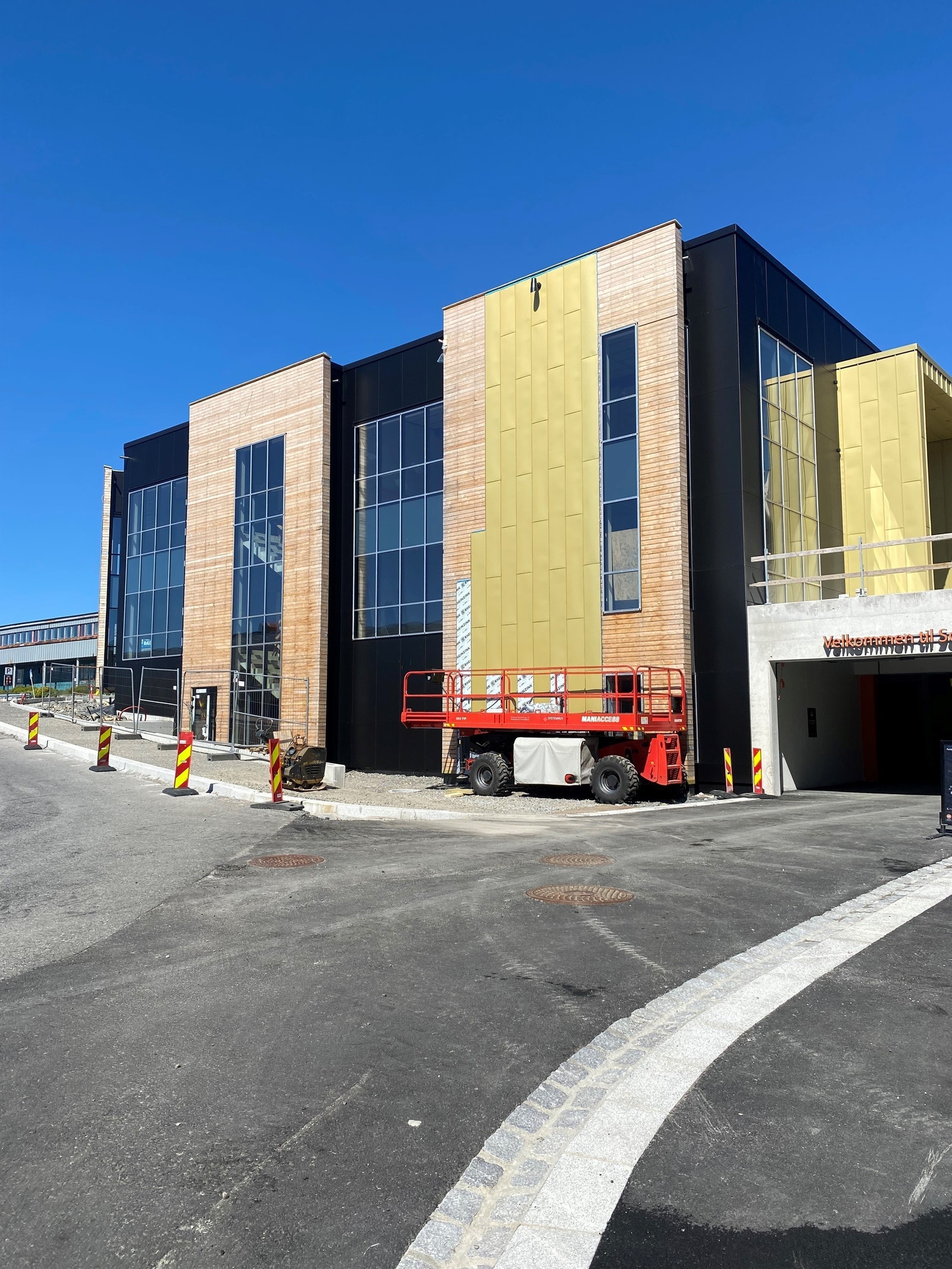 Vi har begynt å få på fasadeplater også på Miljøbygg 1. Dette bygget har ca 750 kvm BTA næring/ butikk/ kontor i hver av de to etasjene. Galleribilde