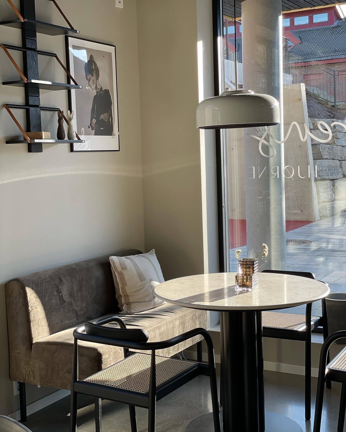 Marens Hjørne har både salg av interiørartikler og en koselig kafe Galleribilde