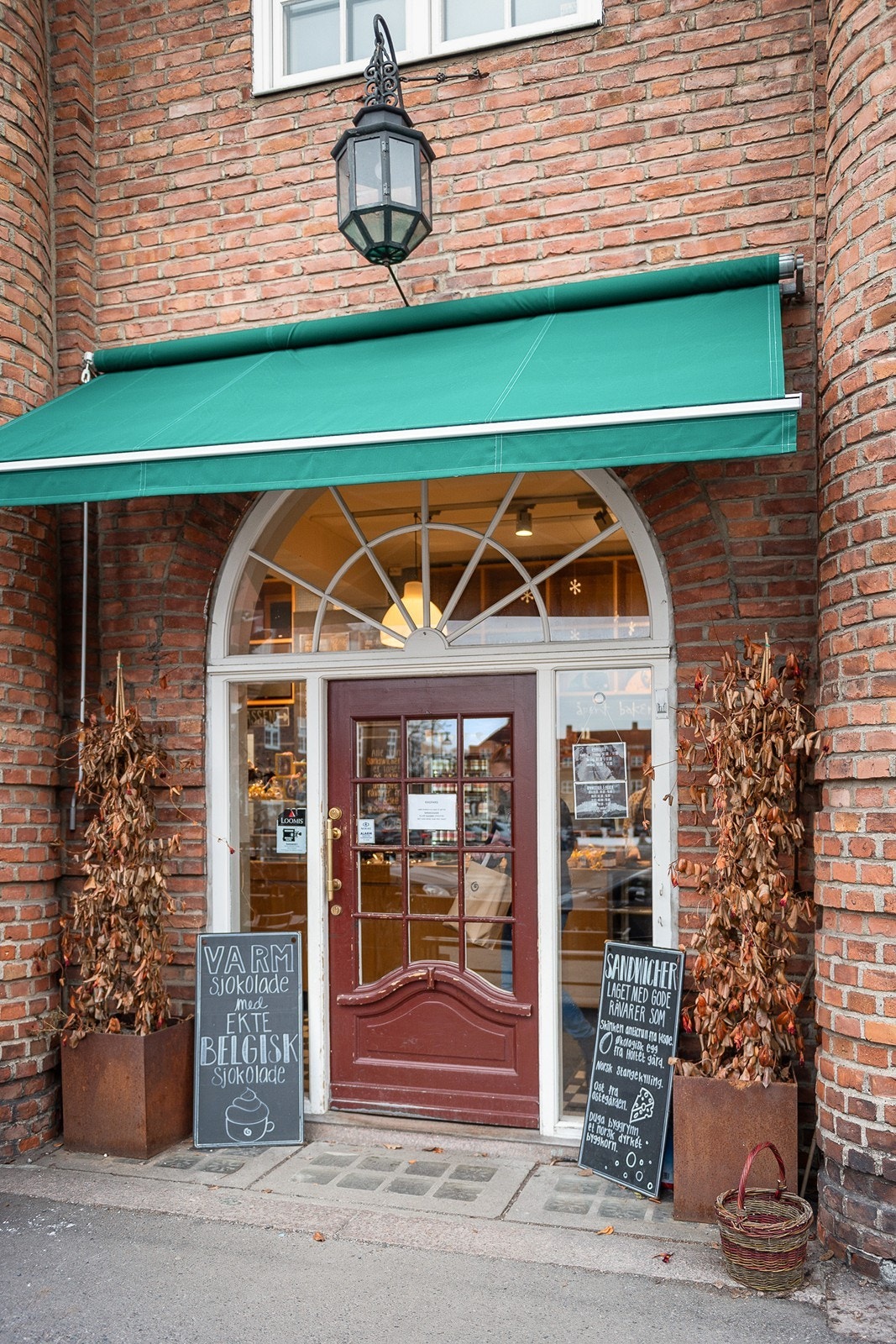 Her finner man blant annet blomsterbutikk, klesbutikk, pizzarestaurant, delikatessebutikk/dagligvare og Galleribilde