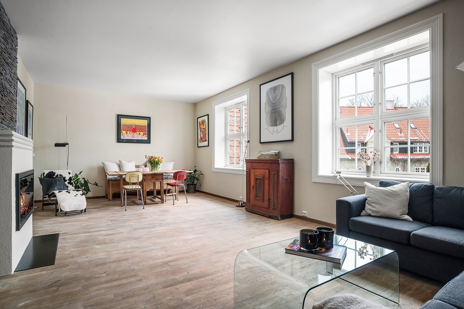 Leiligheten oppleves lys og luftig med store vindusflater som slipper inn rikelig med naturlig sollys. Galleribilde