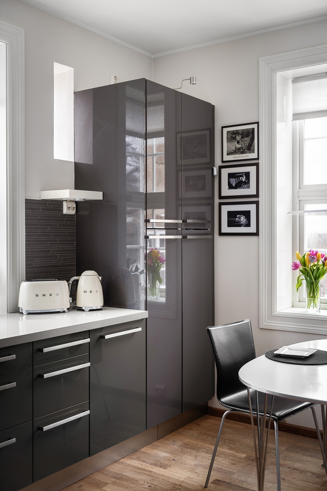 Innredningen består av laminat benkeplate, fliser over benk, ventilator vifte og nedfelt kum. Videre er det integrert komfyr, induksjon platetopp, oppvaskmaskin, mikroovn og kjøl/frys. Galleribilde