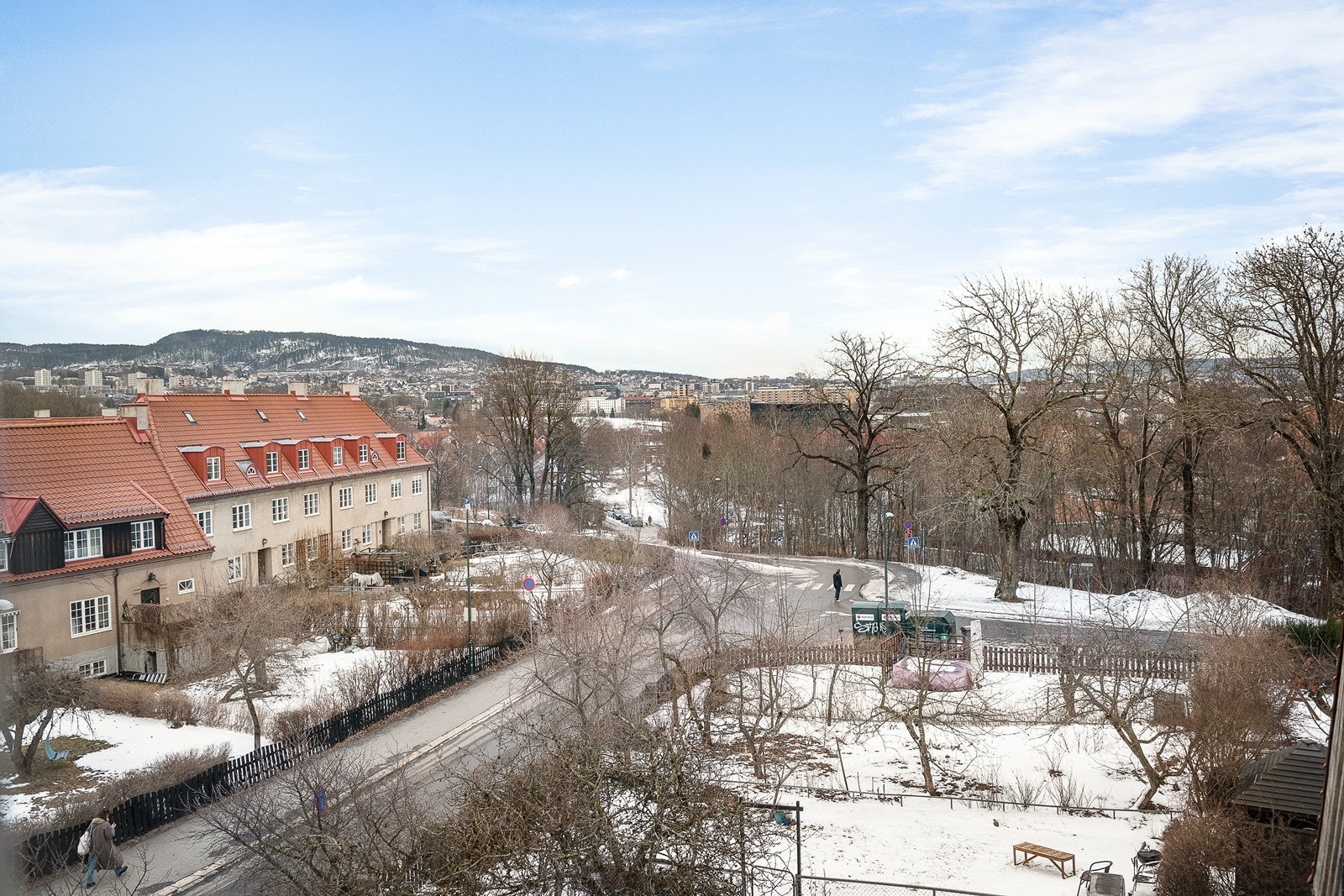 Det er flott utsyn fra flere av boligens rom. Her fra soverom II. Galleribilde
