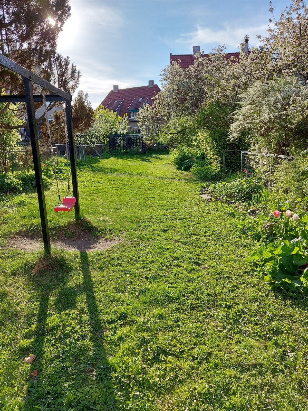 Felleshagen - I Ullevål Hageby kan barna løpe fritt mellom de koselige gatene og de rolige internveiene. Galleribilde