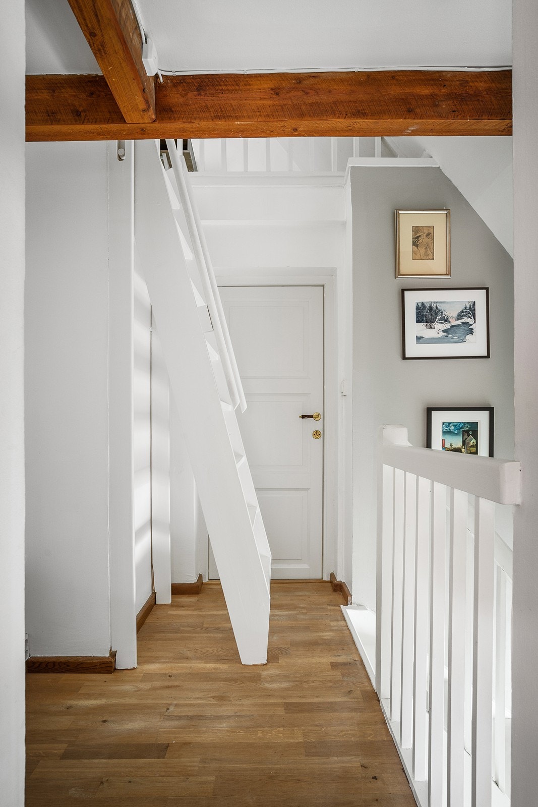 Fra mellomgangen i loftetasjen er det trapp opp til hems og utgang til felles tørkeloft. Galleribilde