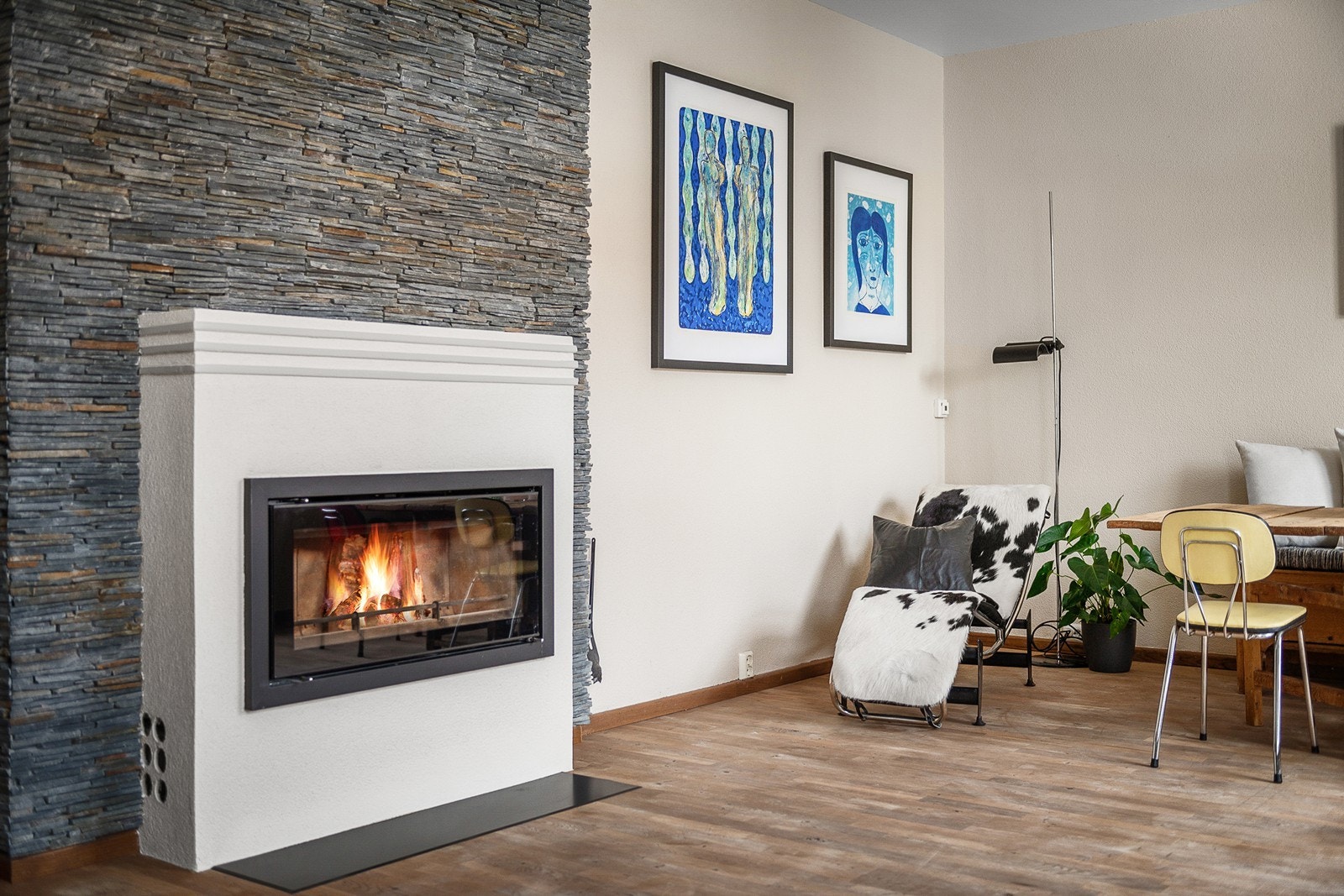 I tillegg finner man en lun og stemningsfull peisovn som er plassert fint i midten av rommet. Peisen er en ypperlig varmekilde på kaldere dager. Galleribilde