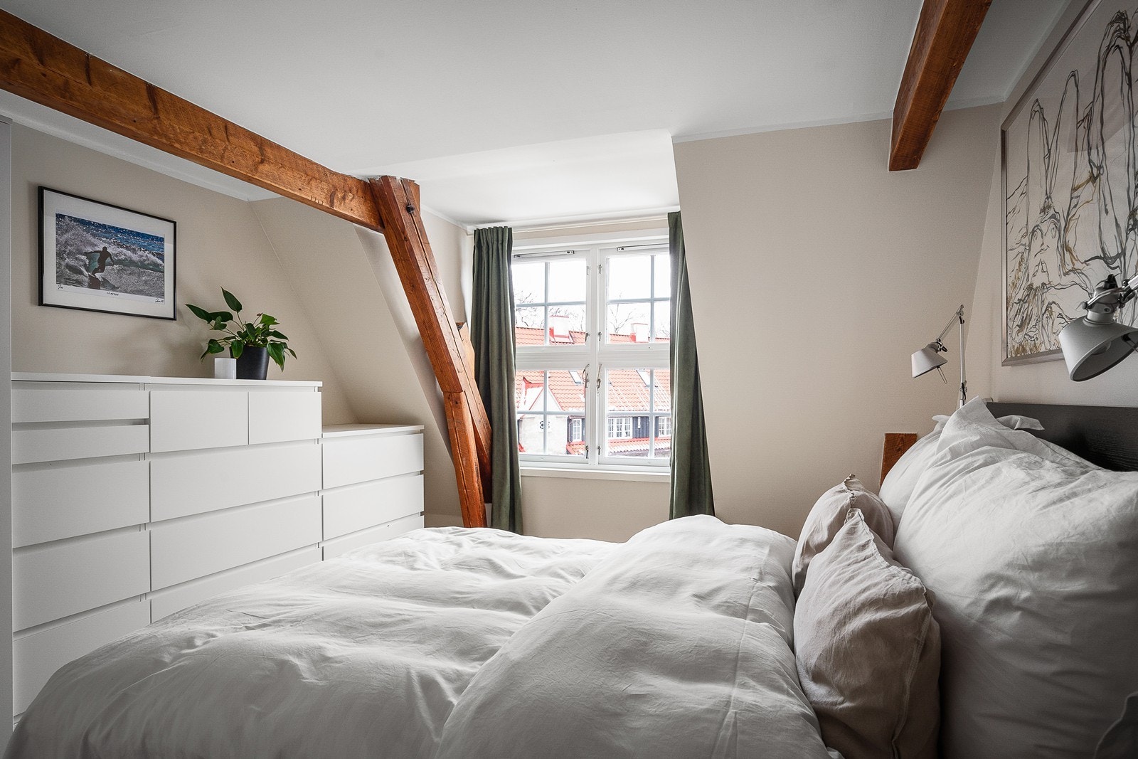Hovedsoverommet har plass til dobbeltseng med tilhørende møblement og garderobeløsning. Galleribilde