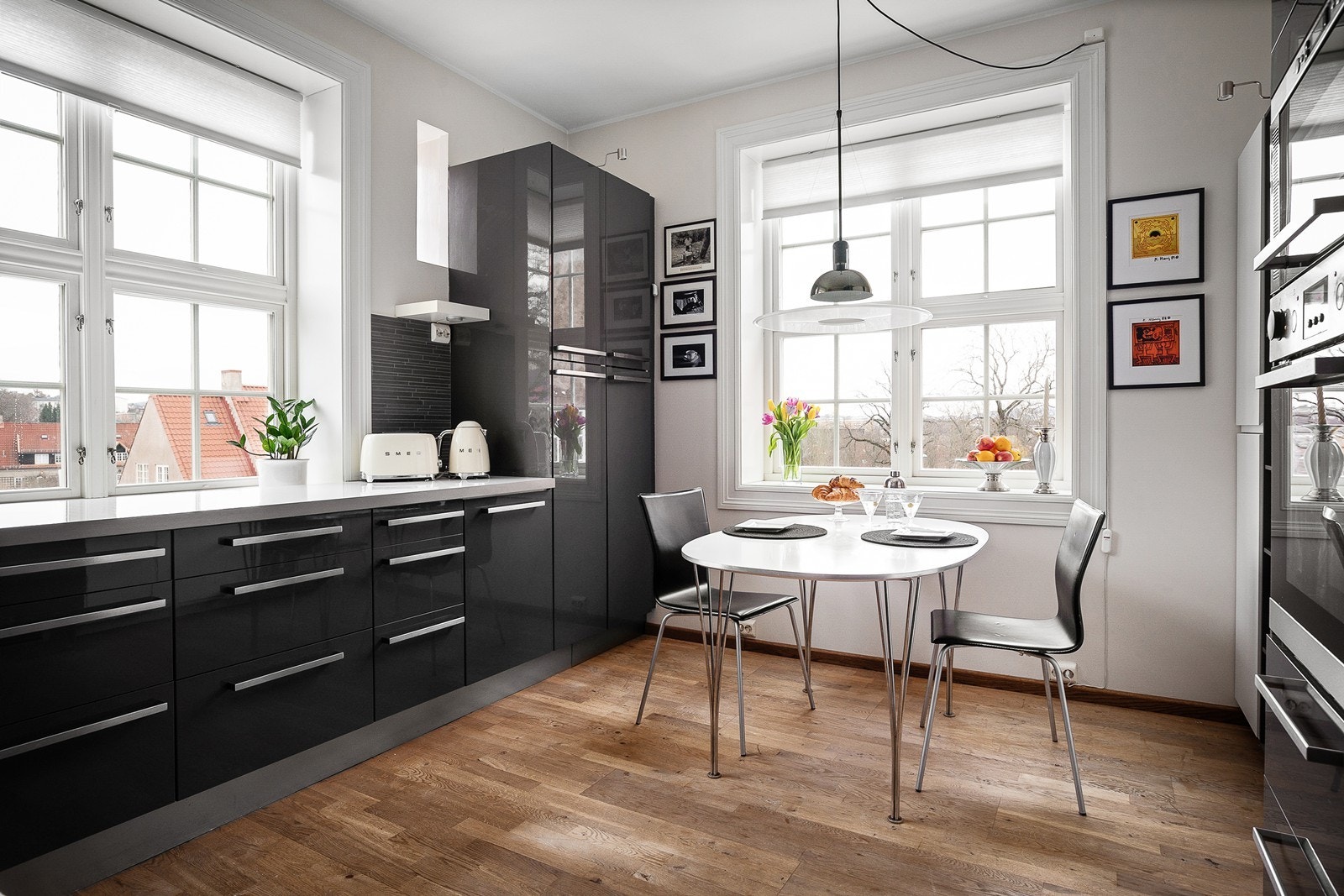 Kjøkkenet ligger i en separat løsning fra resten av stuen, med god utsikt og mye naturlig lys. IKEA kjøkken fra 2009. Galleribilde