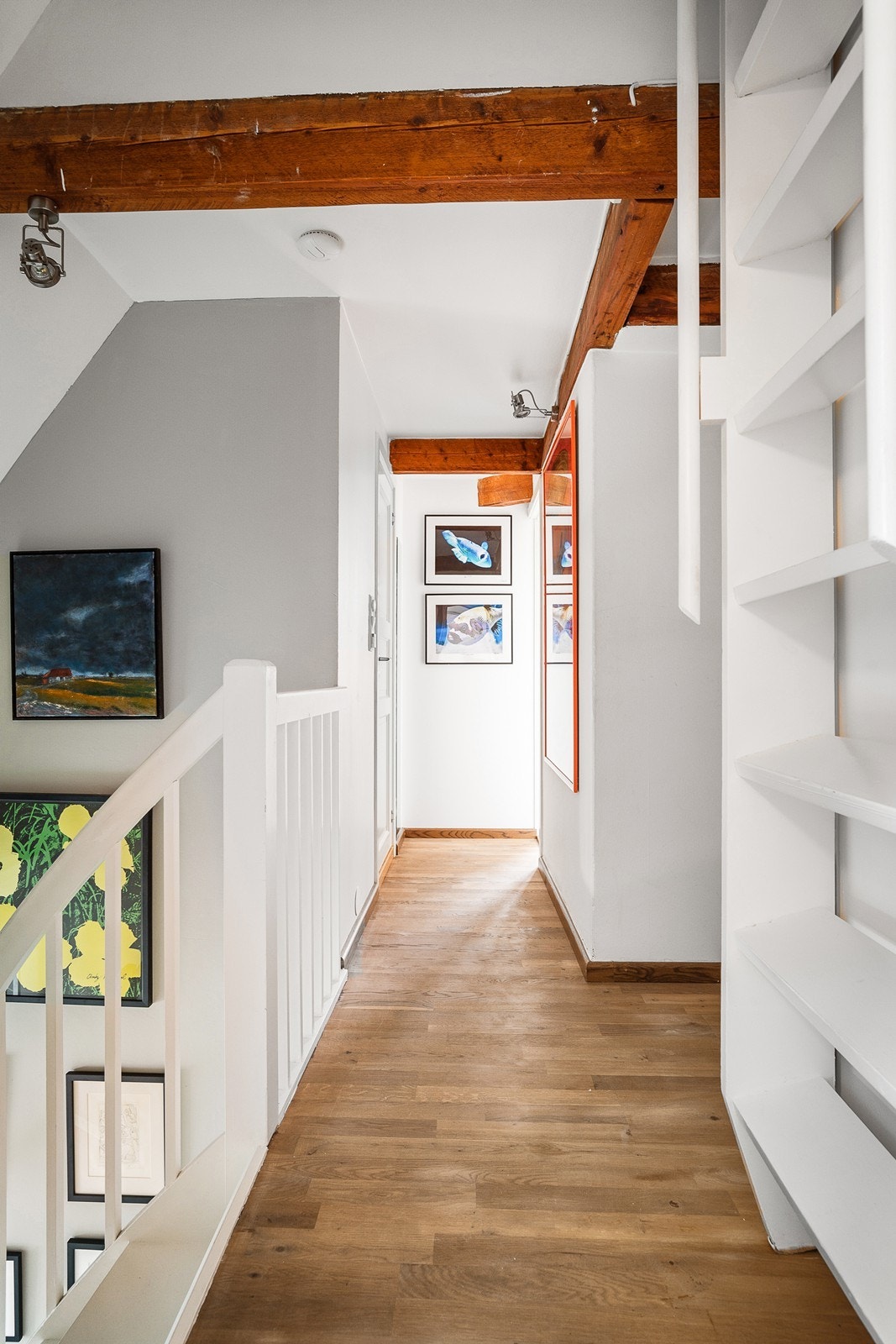 Loftsetasjen består av av to soverom, bad og trapp opp til hemsløsning. Galleribilde