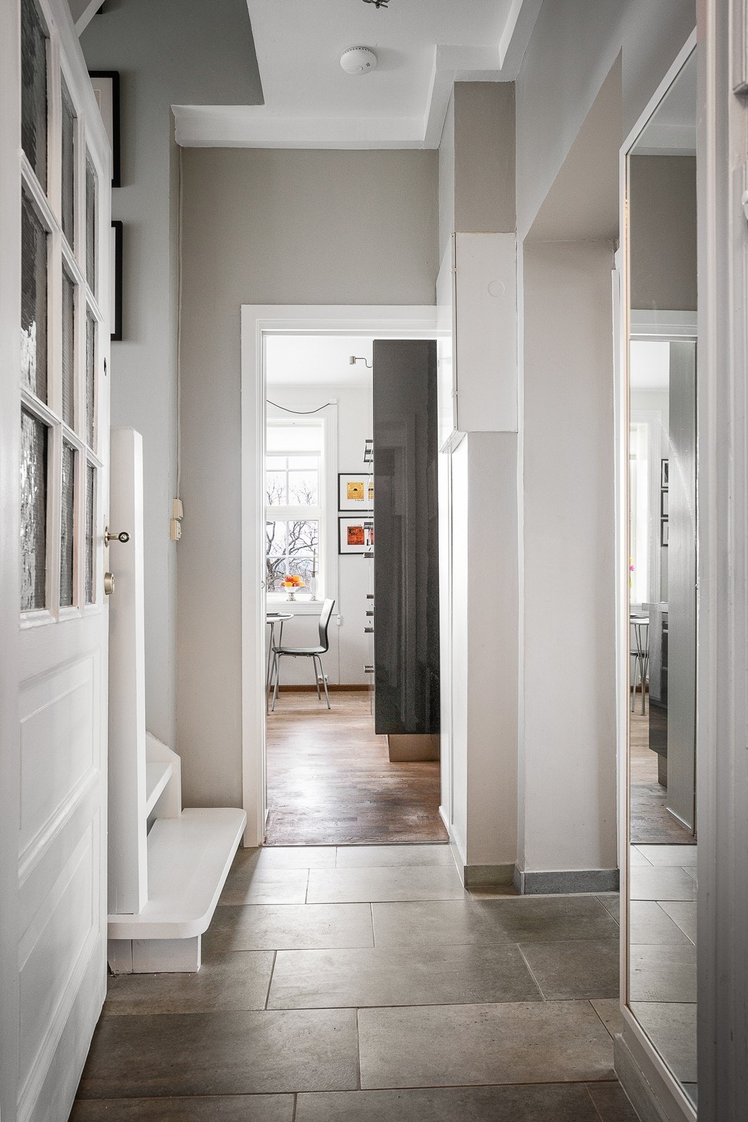 Entré/mellomgang med natursteins gulv binder rommene fint sammen. Galleribilde