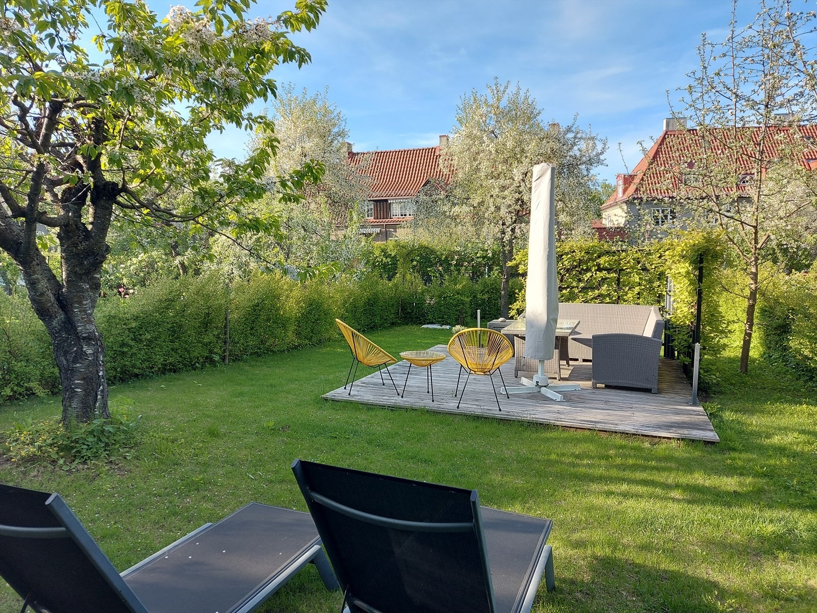 I enkel tilgang fra leiligheten disponerer man en hyggelig og idyllisk hageparsell til glede for både store og små hele året rundt (selgers eget bilde). Galleribilde