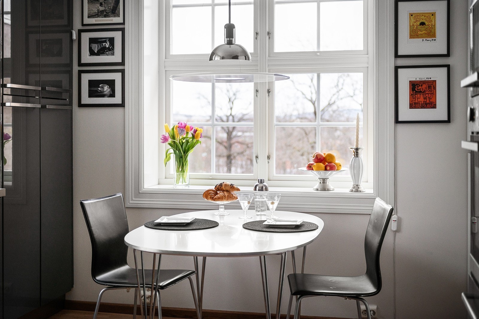 Det er hyggelig plass til spisebord på kjøkkenet - perfekt for de enklere måltid. Galleribilde