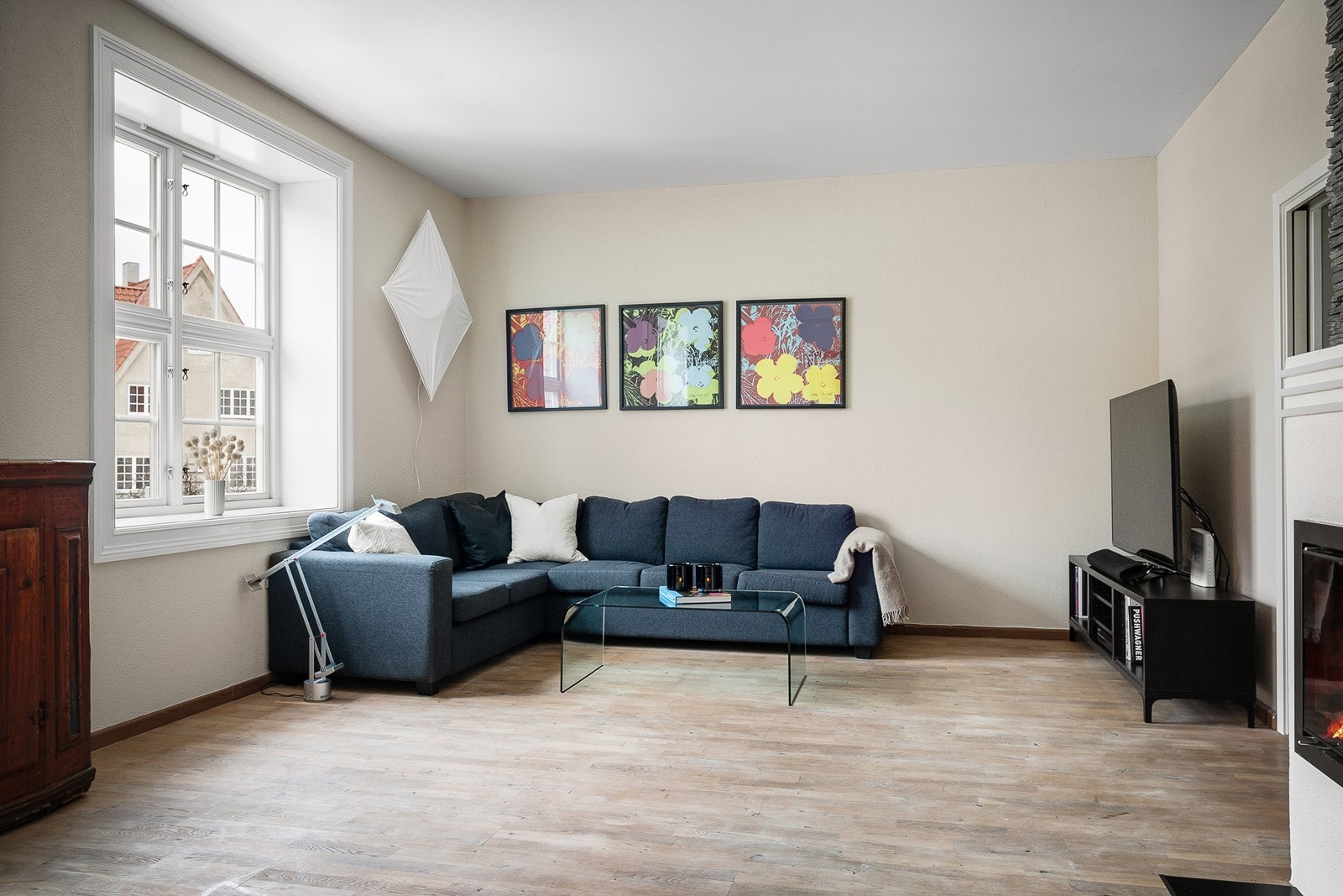 Stuen har parkettgulv av eik på gulvet, lysmalte overflater og en behagelig takhøyde på 2,75 meter. Galleribilde