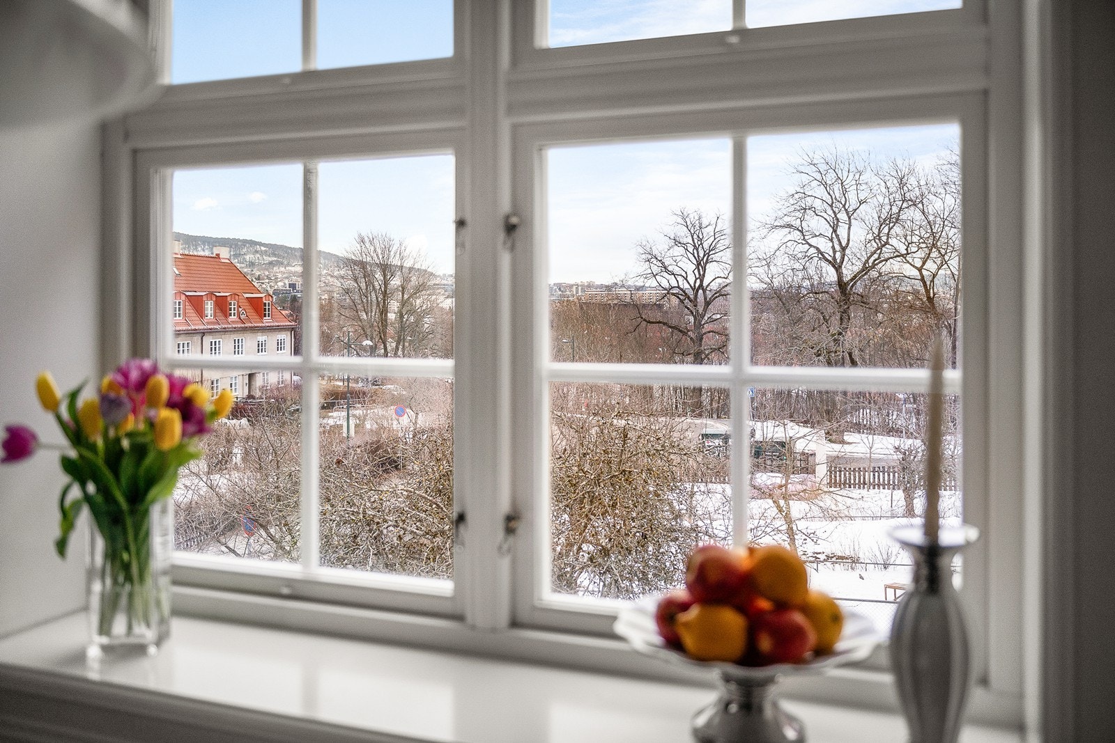 Fra kjøkkenvinduene har man fritt og hyggelig utsyn til blant annet flotte Grefsenkollen. Galleribilde