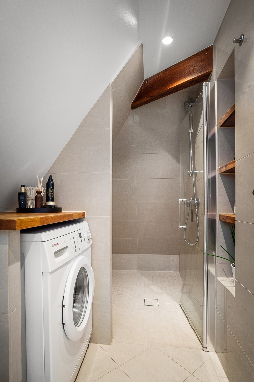 Badet er fra 2016 med dokumentert utførelse, vegghengt WC, bolleservant på eik benkeplate med skuffer under, samt dusj i hjørnet med glassdører. Det er opplegg for vaskemaskin. Galleribilde