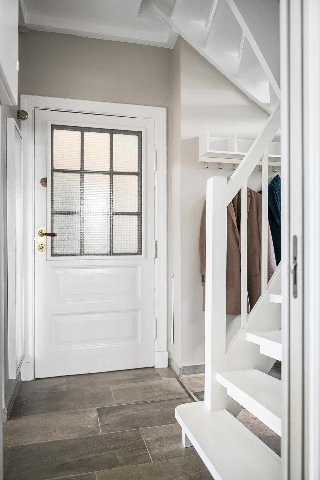 Lys og hyggelig entré med plass til oppbevaring av sko og yttertøy. Det er ekstra lagringsplass i kjellerbod på 7 m². Galleribilde