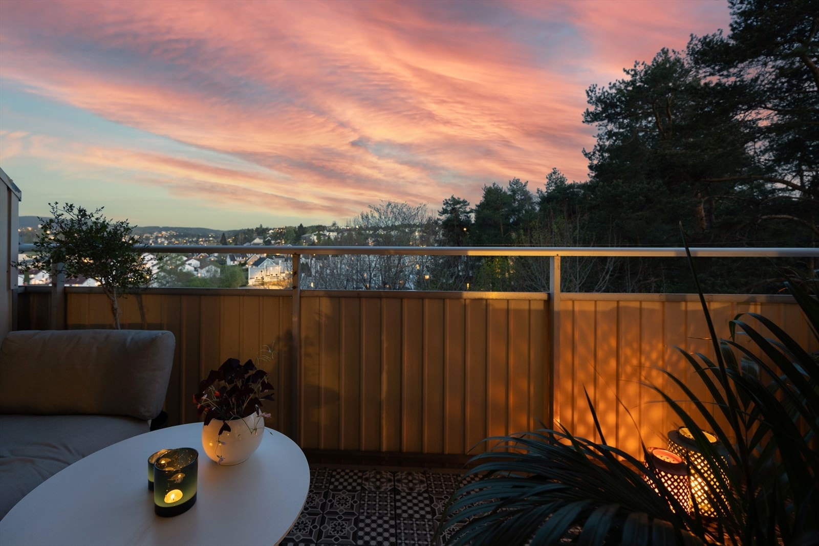 Balkongen på kveldstid. Galleribilde