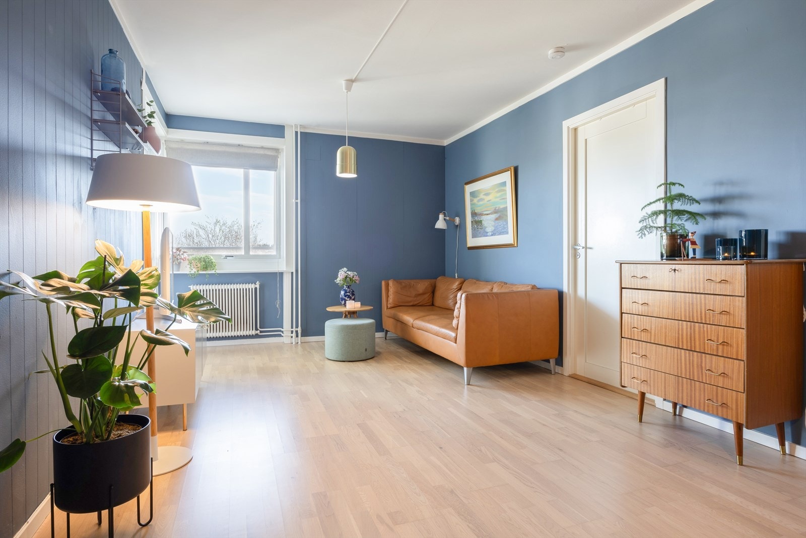 Lys og hyggelig stue med store vindusflater som skaper en luftig og god atmosfære i rommet. Galleribilde