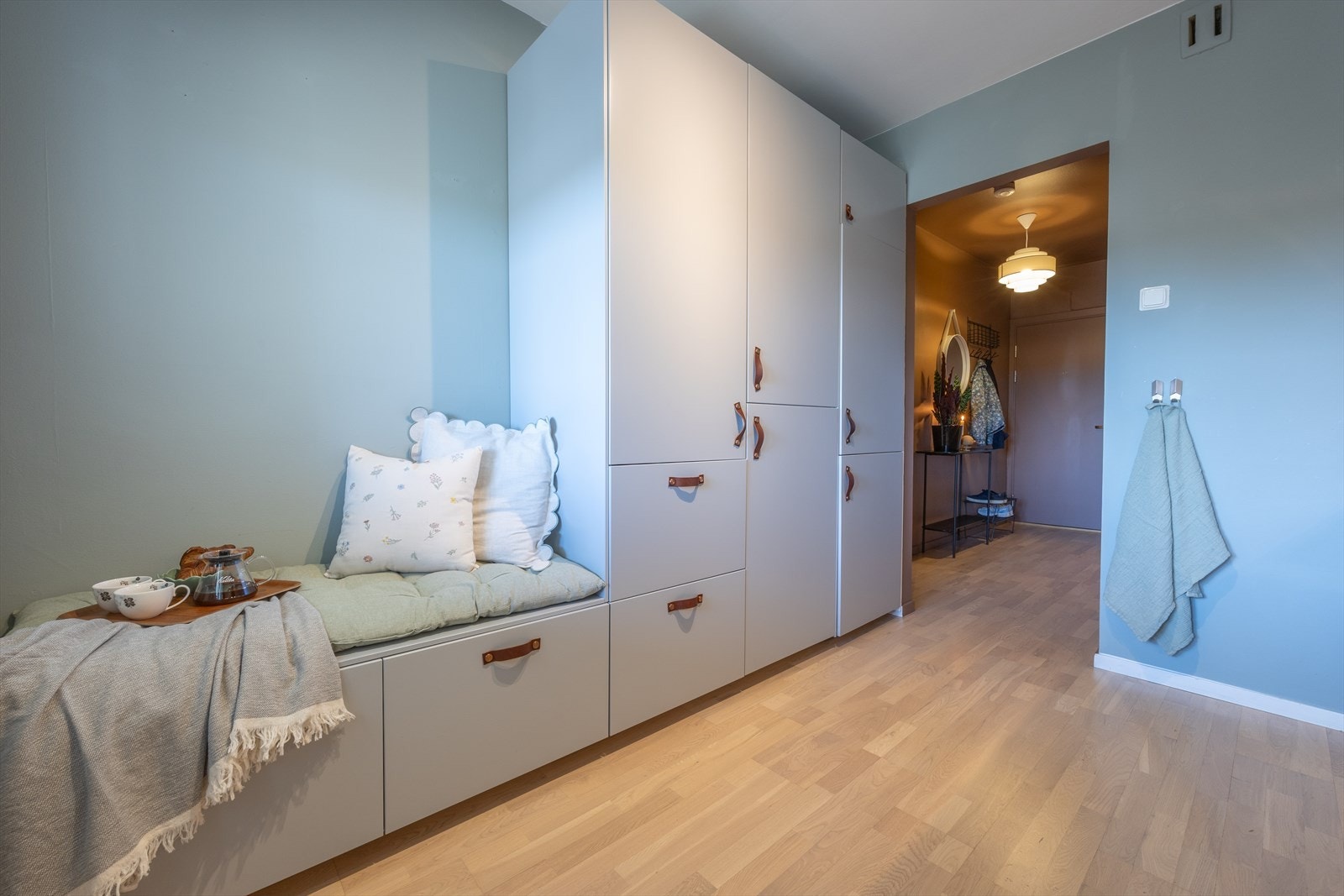 Separat kjøkken med stilren innredning. Det god plass til et spisebord i tilknytning til plassbygget benk. Galleribilde