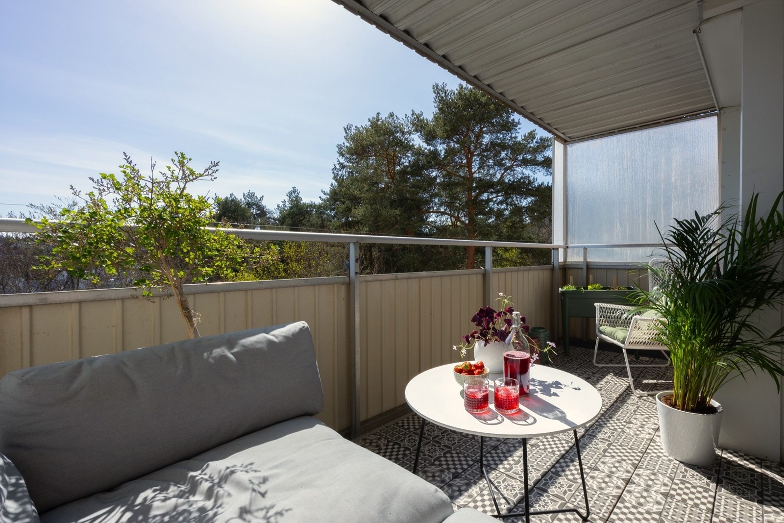 Sydvendt balkong på 11 kvm med flott utsikt over grønne omgivelser. Galleribilde