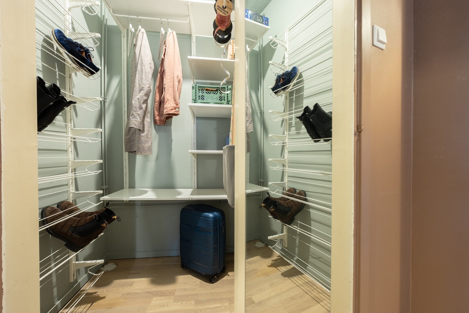 Bod med praktisk hyllesystem i tilknytning til entré. Galleribilde