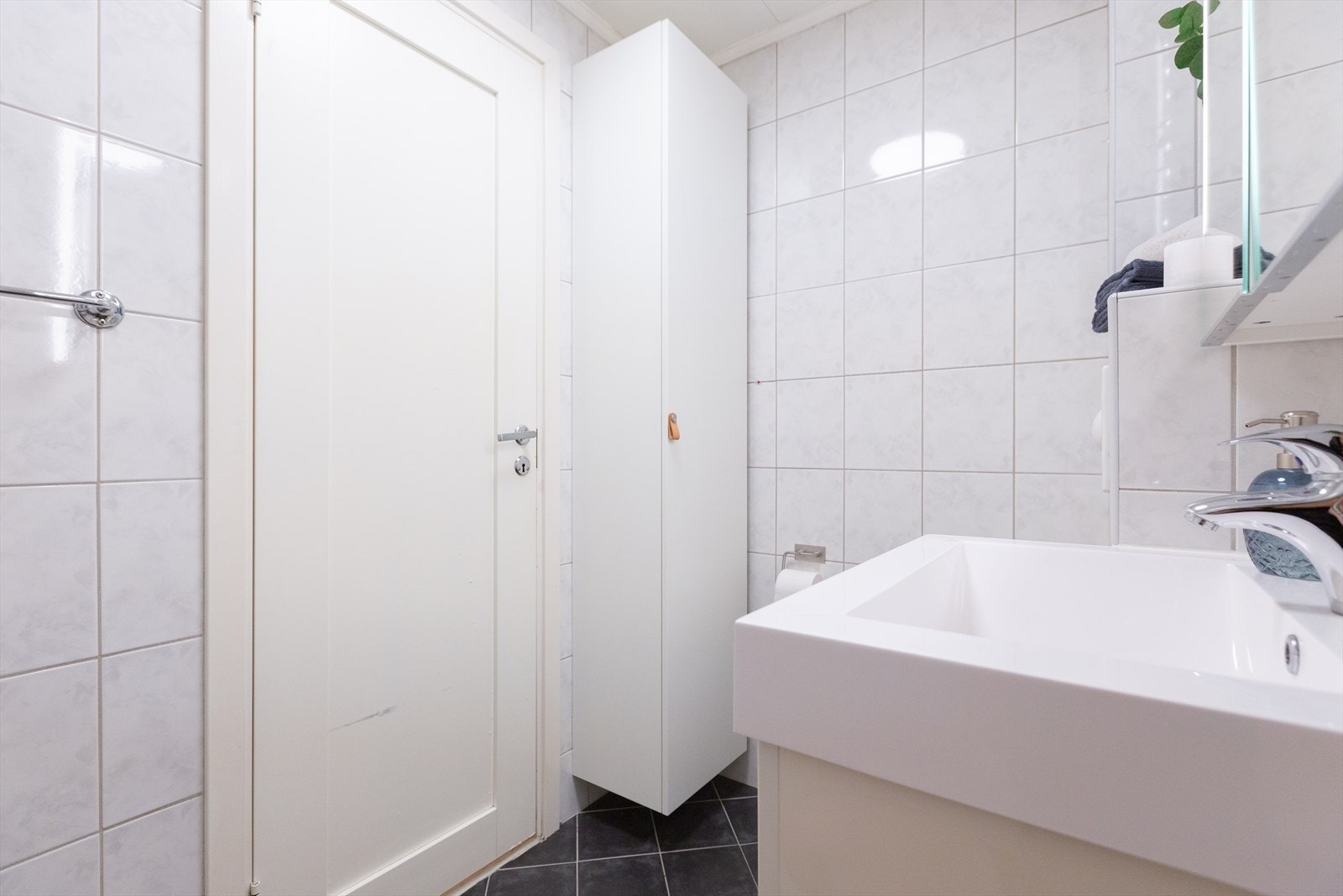 Godt med oppbevaringsplass i skap. Galleribilde