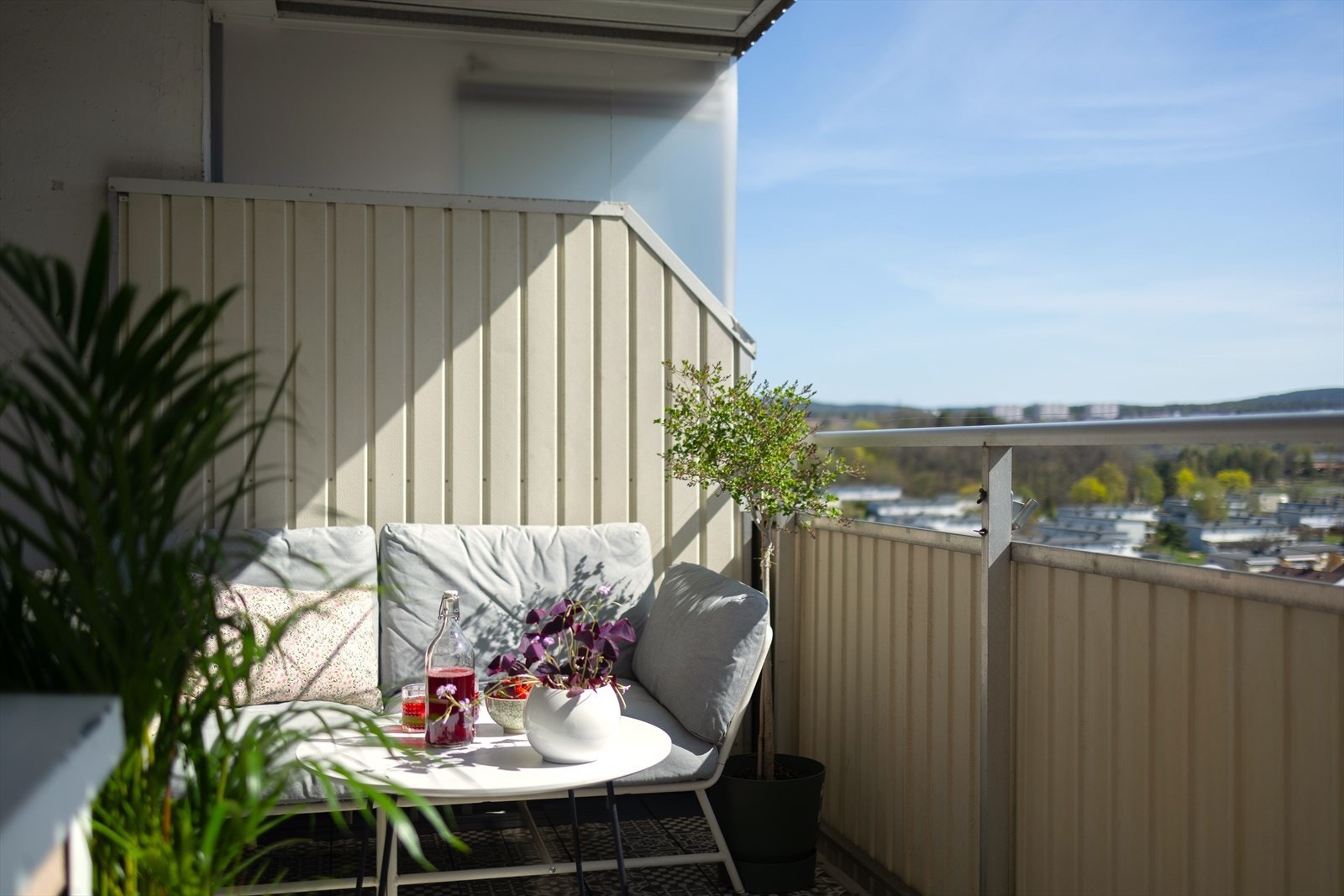 En flott 3-roms i 7.etasje med romslig og solrik balkong. Galleribilde