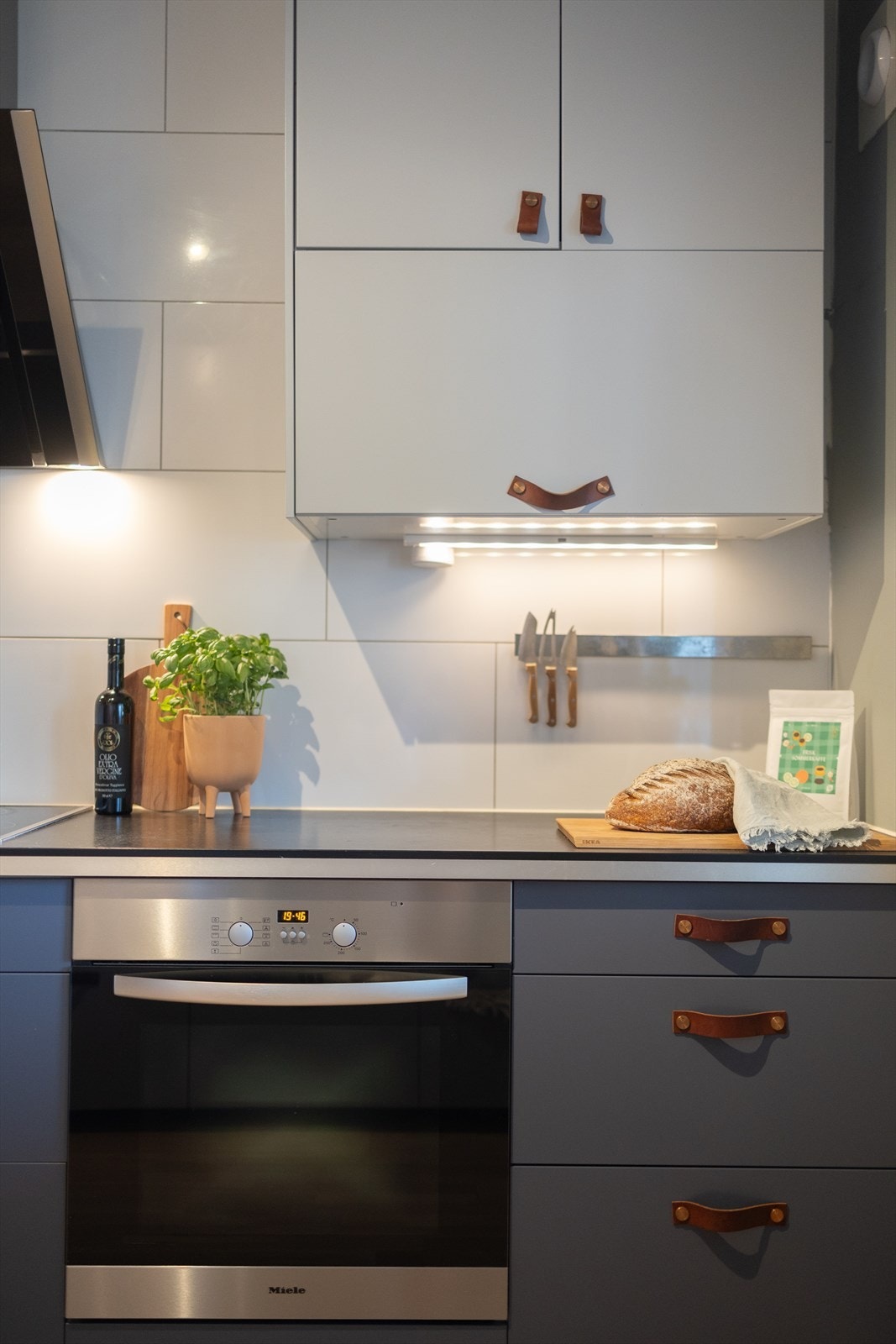 Kvalitetshvitevarer fra Miele på platetopp og komfyr. Galleribilde