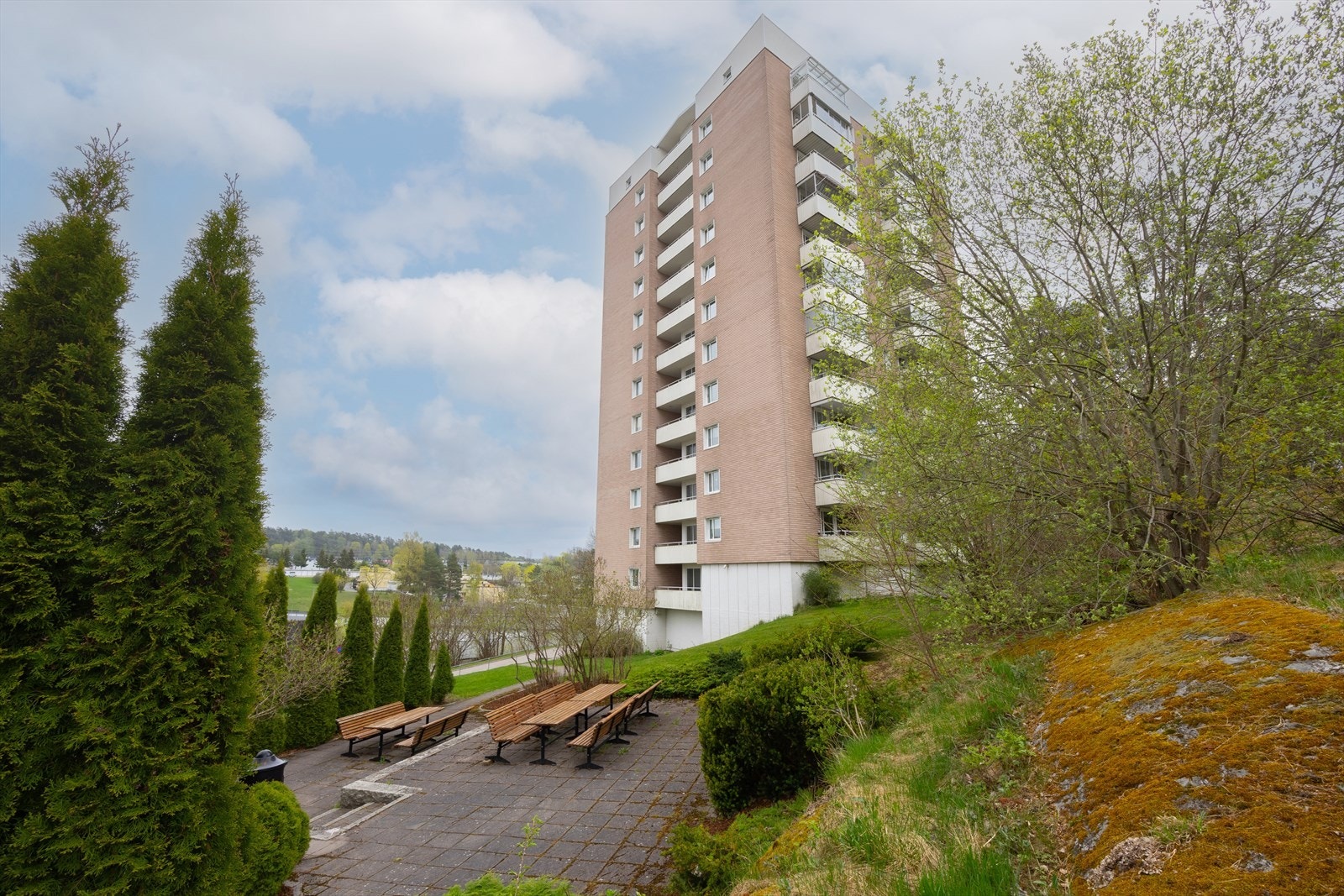 Leiligheten ligger i byggets 7. etasje. Borettslaget består av 551 andelsleiligheter. Galleribilde