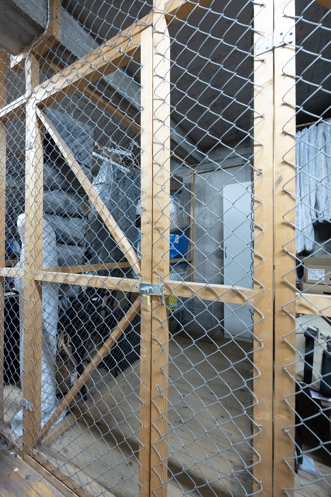 Leiligheten disponerer en bod i kjeller på ca. 3 kvm og en loftsbod på ca. 3 kvm. Det er også felles sykkelparkering i blokken. Galleribilde