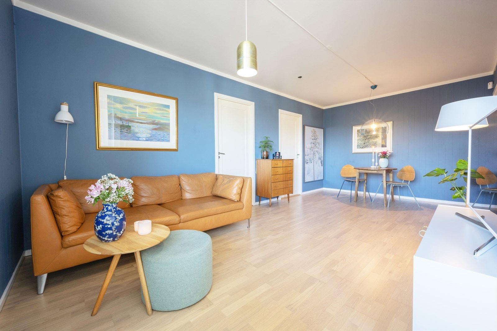 Stuen har gode møbleringsmuligheter med plass til både spisestuebord og sofagruppe. Galleribilde