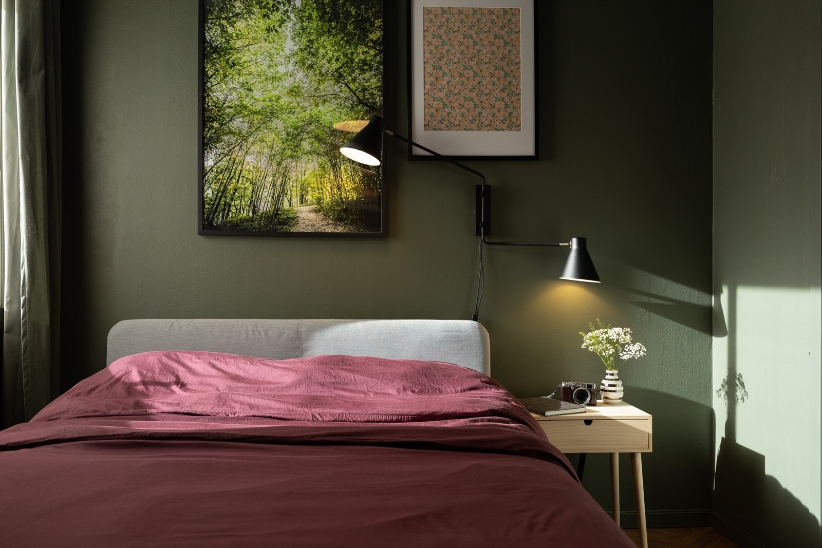 Hovedsoverom med plass til dobbeltseng og tilhørende nattbord. Galleribilde