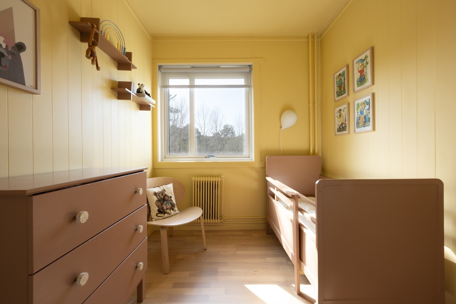 Soverom II er også av god størrelse, med plass til seng og tilhørende møblement. Galleribilde