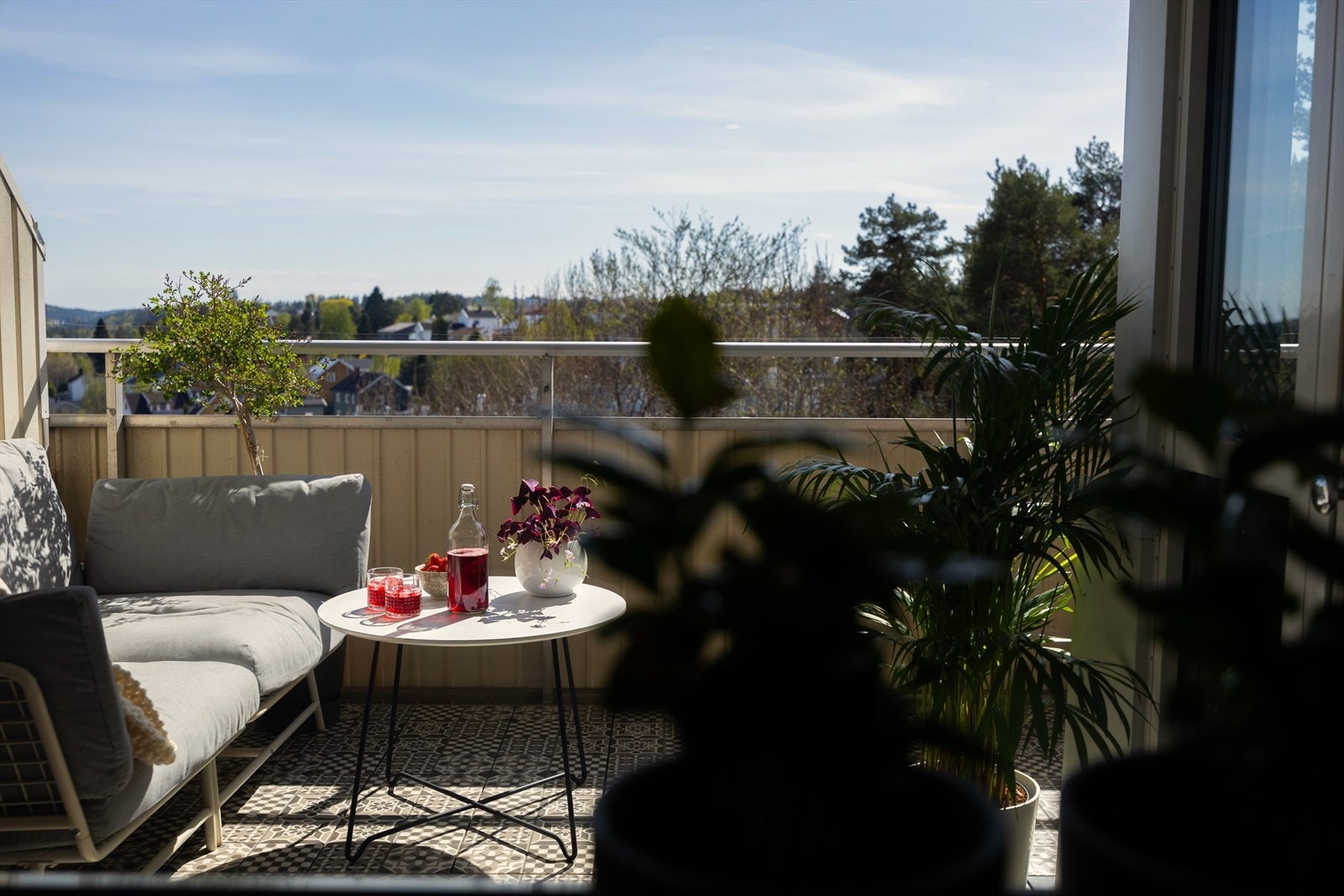 Svært hyggelig utsyn fra kjøkkenet med morgensol. Galleribilde