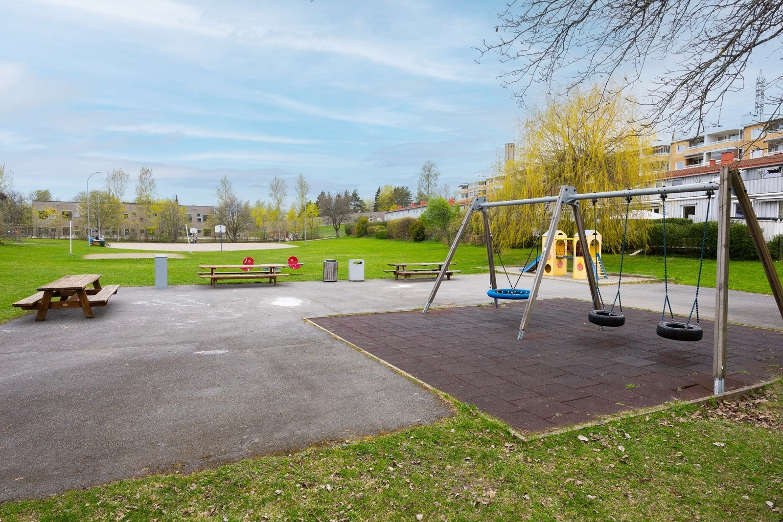 Nærområdet har flere svært hyggelige uteområder og lekeplasser. Galleribilde