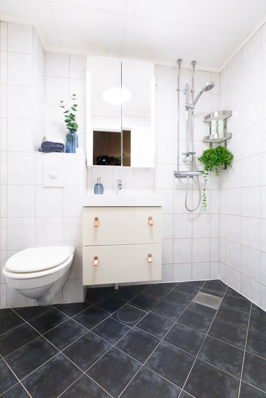 Flislagt baderom med behagelig gulvvarme og opplegg til vaskemaskin. Pusset opp i regi av borettslaget i 2006. Galleribilde