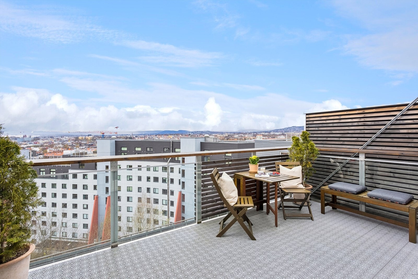 Balkongen er på hele 11kvm og kan by på fantastiske solforhold Galleribilde