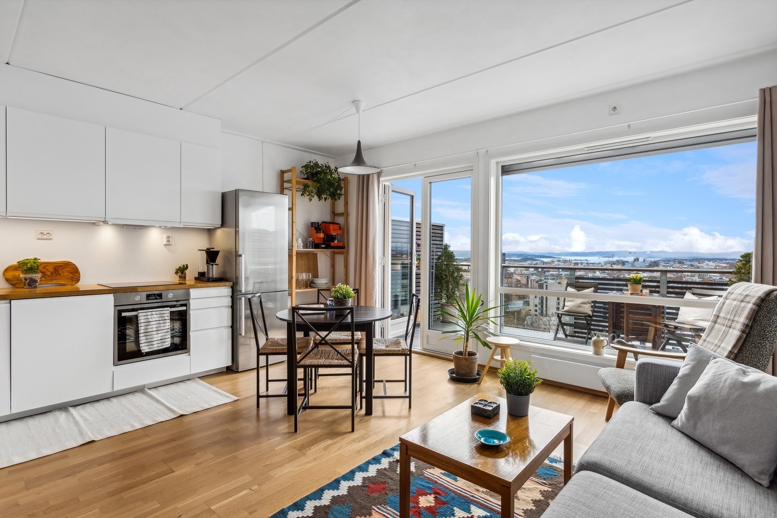 Stor og romslig planløsning med naturlige soner for møblering av stue og kjøkken Galleribilde