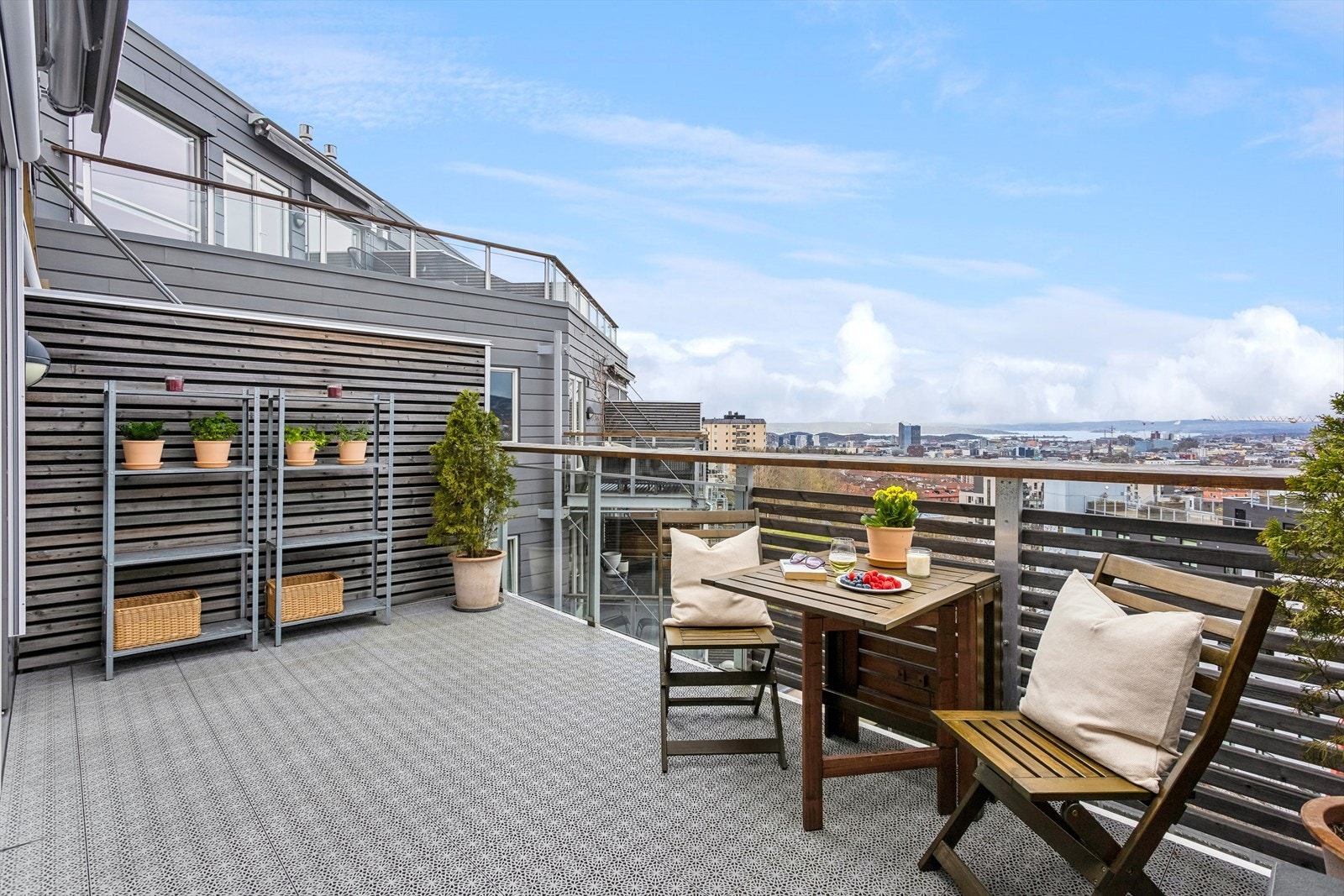 Balkongen er romslig og har god plass til å innrede med ønskede møblement Galleribilde