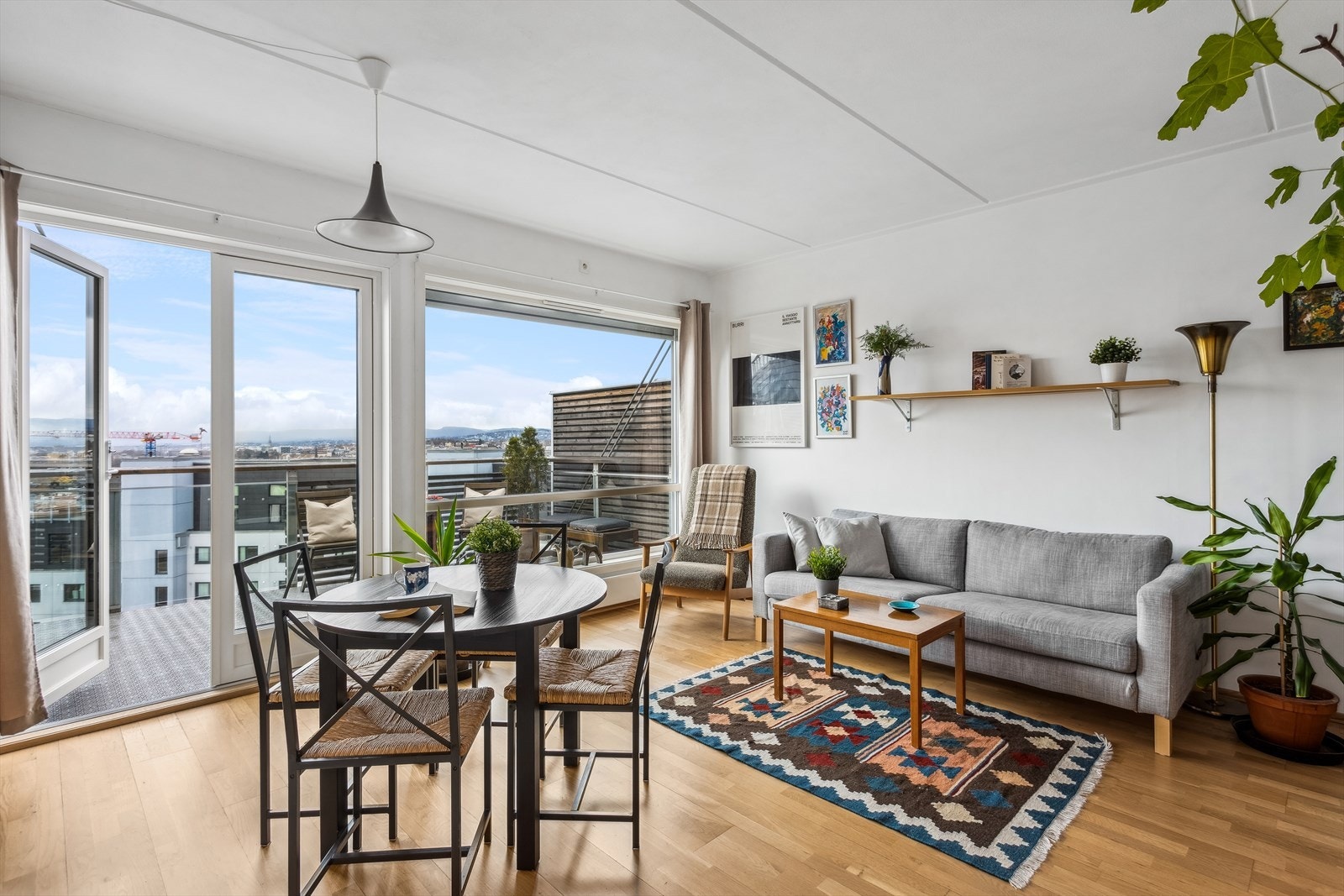 Stuen er lys og innbydende Galleribilde