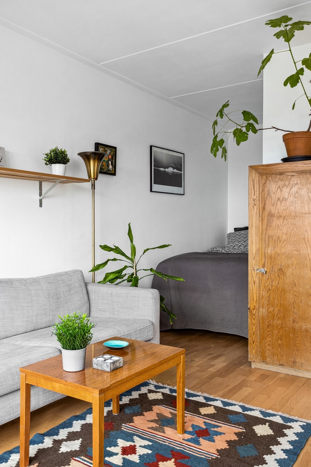 I hjørnet av leiligheten har du plass til dobbeltseng Galleribilde