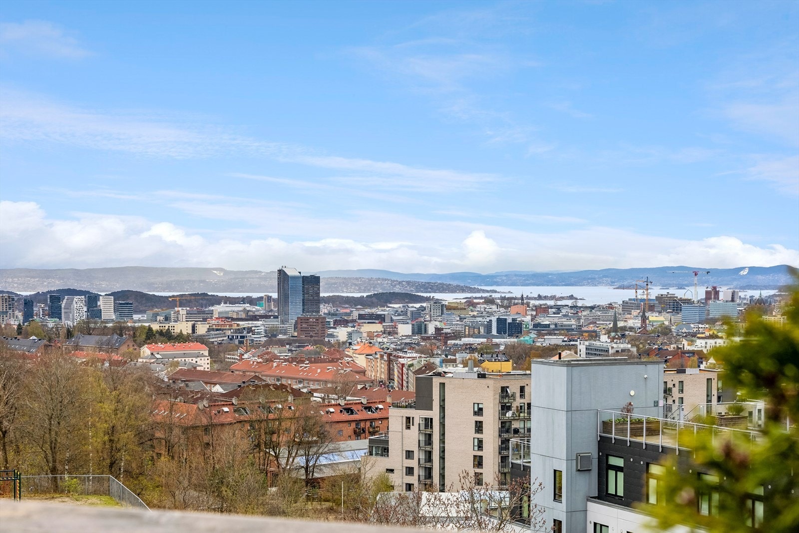 Utsikten kan by på bl.a. sentrum, flere øyer, Nesoddtangen og Bærum Galleribilde
